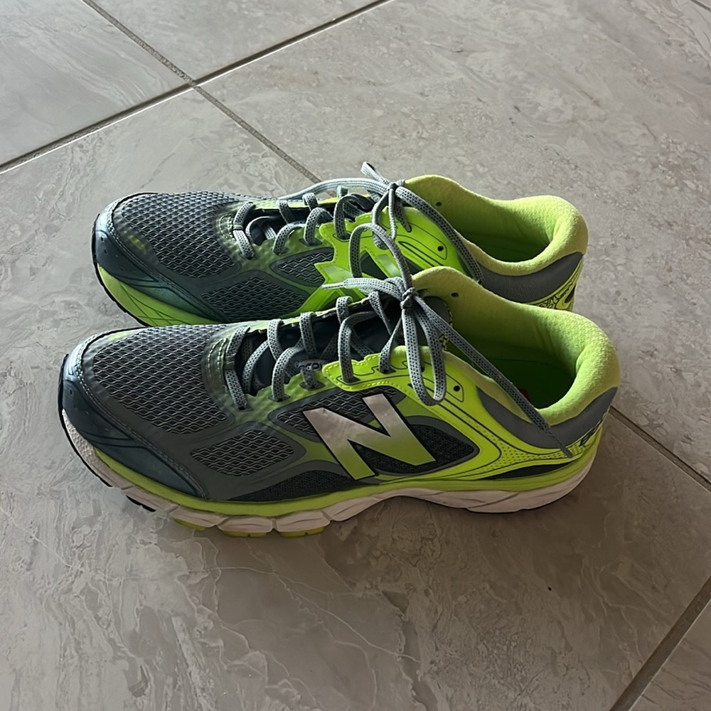 Men’s New Balance 860v6 neon green and gray